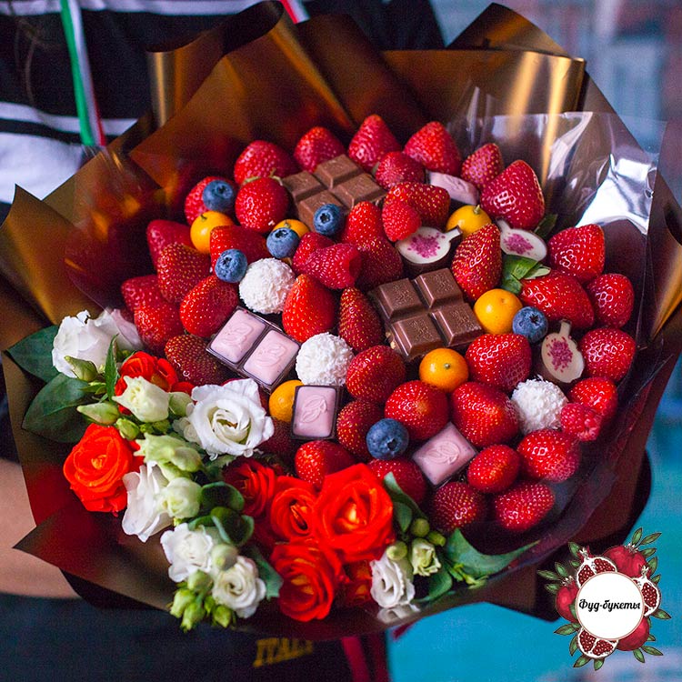 Съедобный Букет из клубники, шоколада и цветов купить в СПБ с доставкой  недорого